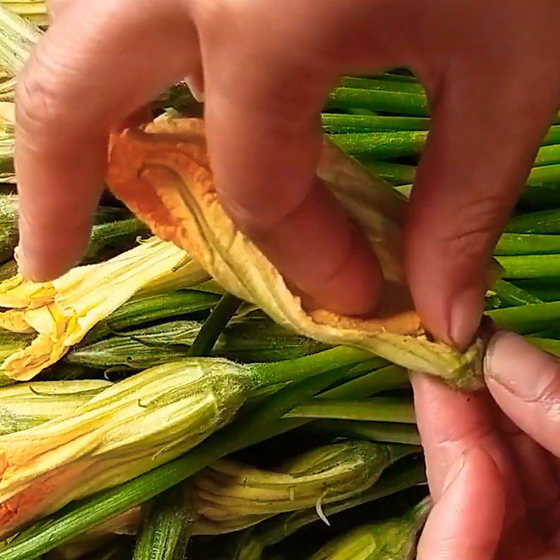 Step 1 Prepare the ingredients for Fried Stuffed Pumpkin Flowers