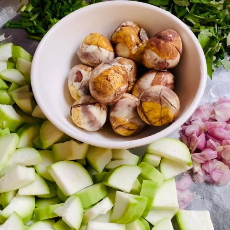 Step 1 Prepare the ingredients for Duck eggs with gourd (recipe shared by a user)