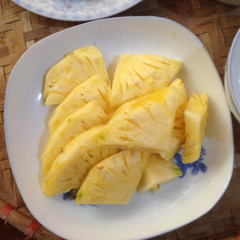 Step 1 Prepare the ingredients for Pineapple Stir-Fried Pork