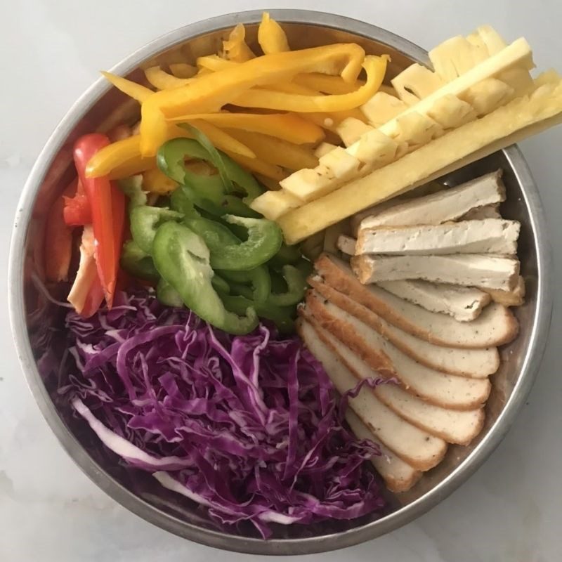 Step 1 Prepare the ingredients for colorful vegetarian spring rolls