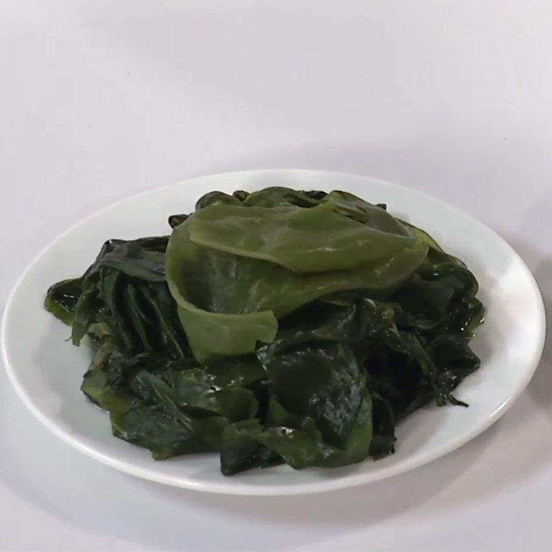 Step 1 Prepare the ingredients for Vegetarian Pumpkin Braised with Seaweed