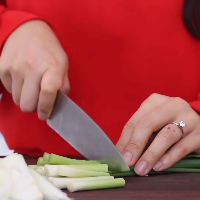 Step 1 Prepare the ingredients for tuna kimchi soup