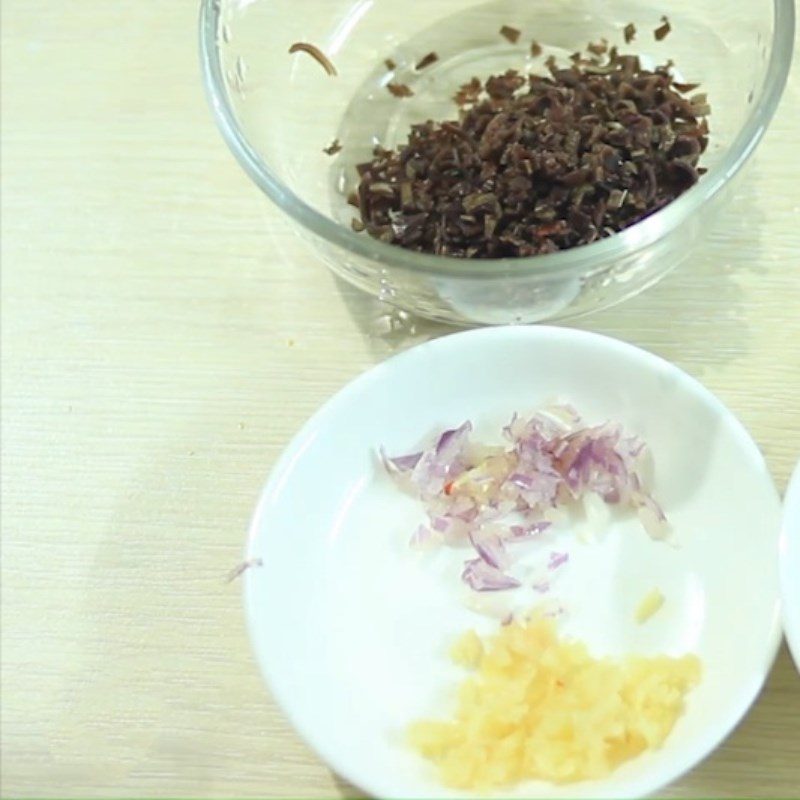 Step 2 Preparing the ingredients for steamed stuffed squid