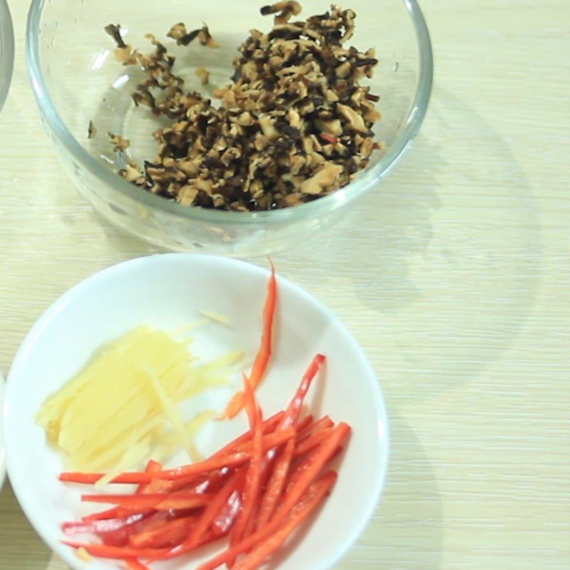 Step 2 Preparing the ingredients for steamed stuffed squid