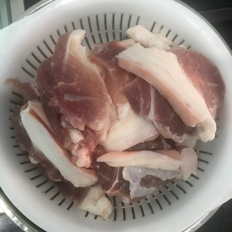 Step 1 Prepare the ingredients for Crispy Fried Pork with Green Onion Oil