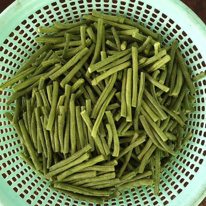 Step 1 Prepare the ingredients for Stir-fried Long Beans with Shrimp