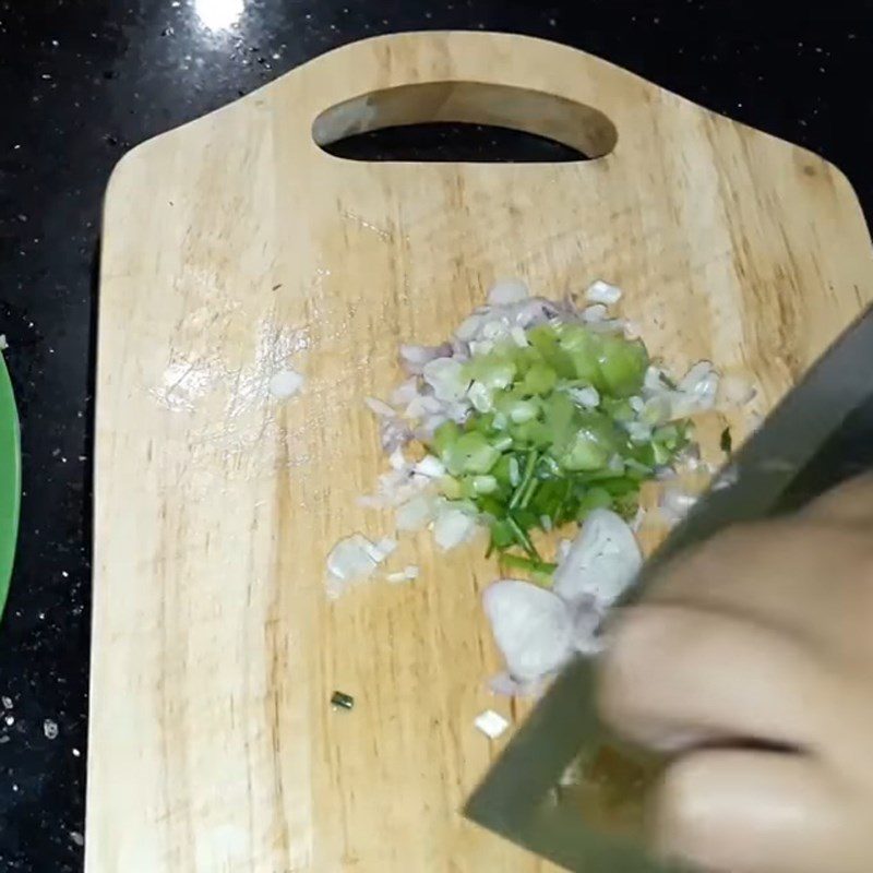 Step 1 Prepare the ingredients for stir-fried minced meat with lemongrass and onion