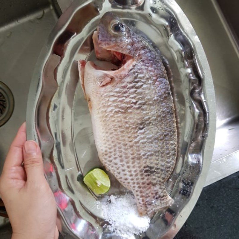 Step 1 Prepare the ingredients for crispy tilapia