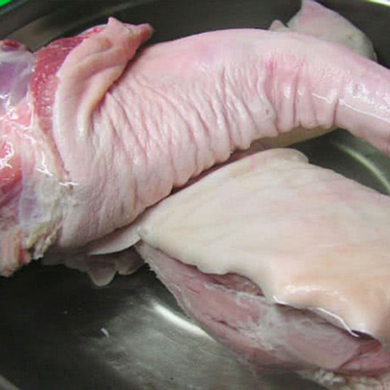 Step 1 Prepare the ingredients for Quang Ngai Pork Bone Noodle