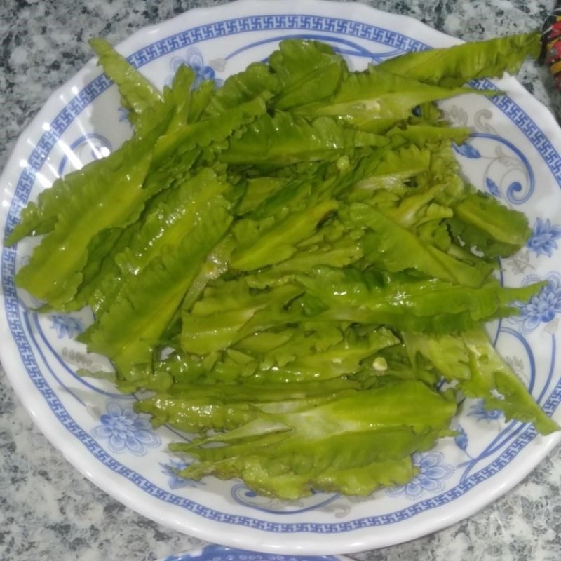 Step 1 Prepare the ingredients for stir-fried winged beans with shrimp