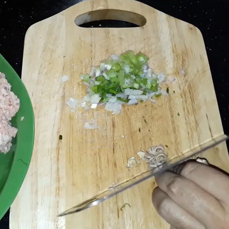 Step 1 Prepare the ingredients for stir-fried minced meat with lemongrass and onion