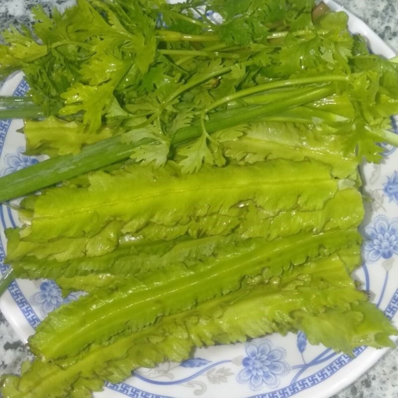 Step 1 Prepare the ingredients for stir-fried winged beans with shrimp