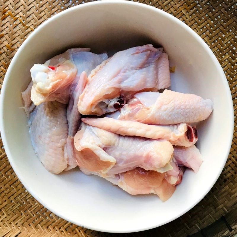 Step 1 Prepare the ingredients for Fried Chicken Wings with Sweet and Sour Sauce