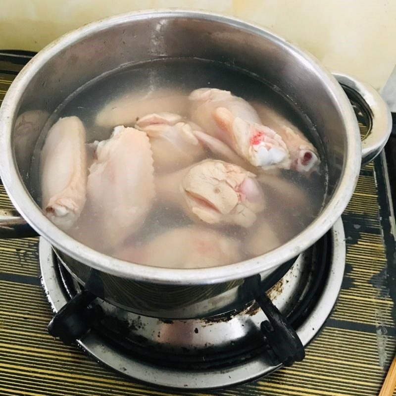 Step 1 Prepare the ingredients for Fried Chicken Wings with Sweet and Sour Sauce