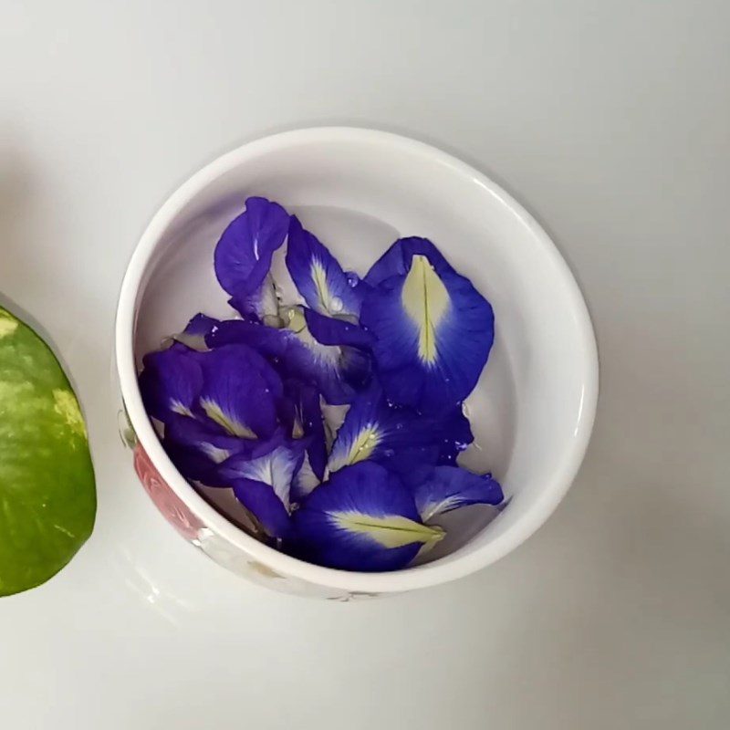 Step 1 Prepare the ingredients Aloe Vera with chia seeds and butterfly pea flower