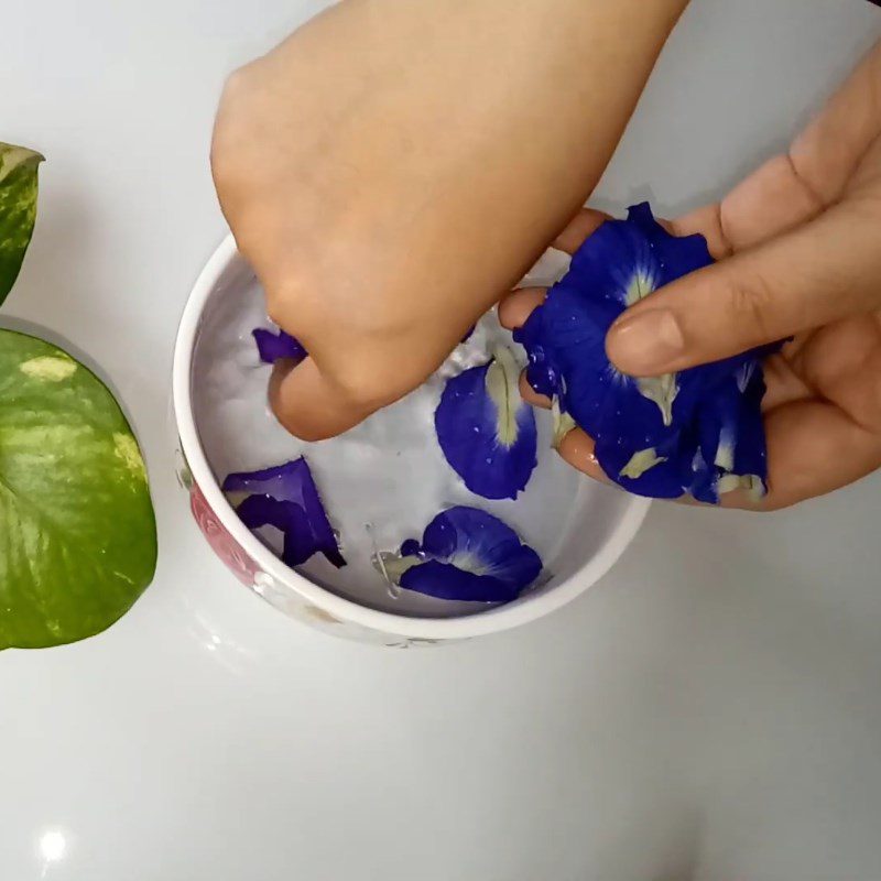 Step 1 Prepare the ingredients Aloe Vera with chia seeds and butterfly pea flower