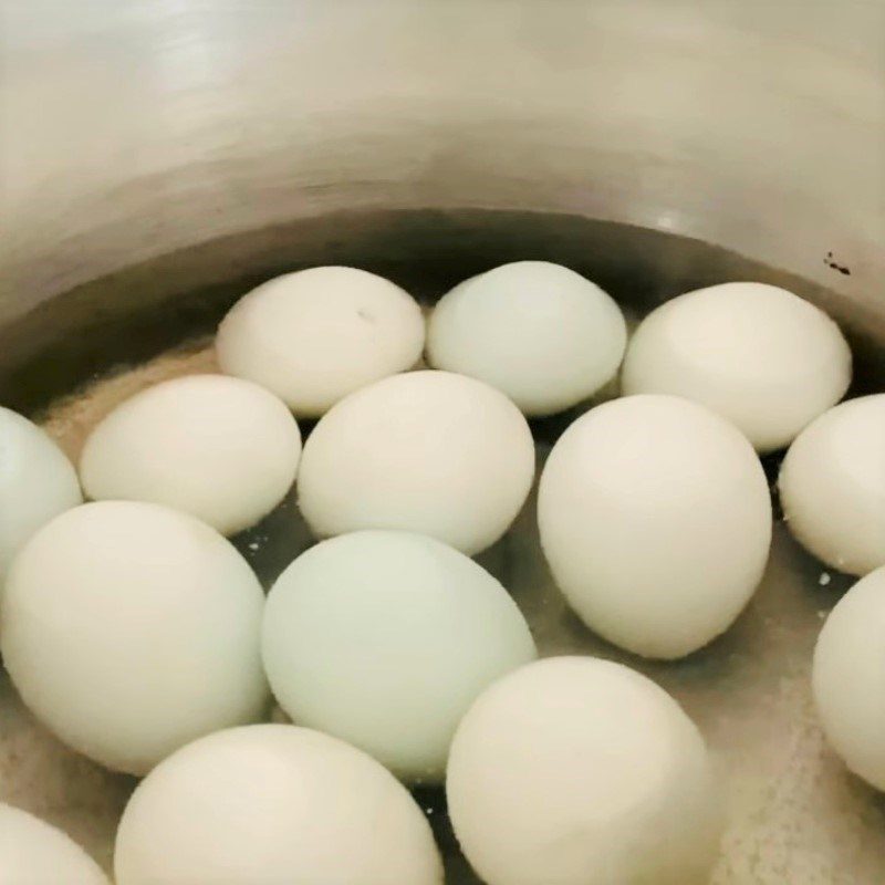 Step 1 Prepare the ingredients for Duck eggs with gourd (recipe shared by a user)