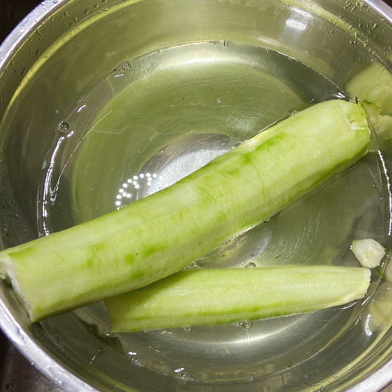 Step 1 Prepare the ingredients for Stir-fried Gourd with Mushrooms