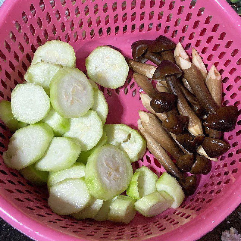 Step 1 Prepare the ingredients Stir-fried gourd with mushrooms