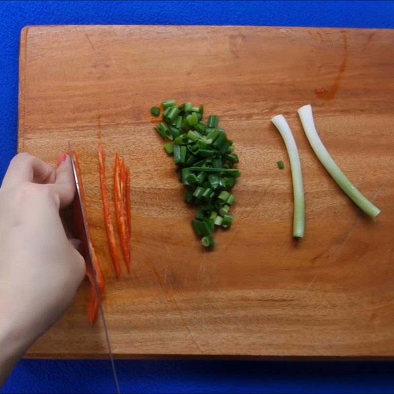 Step 1 Prepare the ingredients for braised sardines with pork ribs