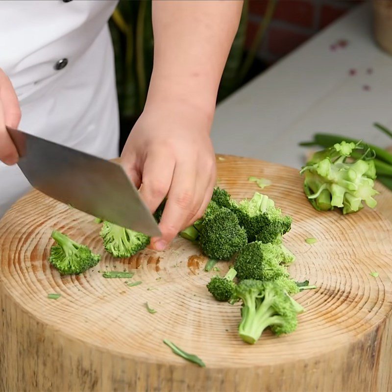 Step 1 Prepare vegetables for Chinese-style stir-fried beef