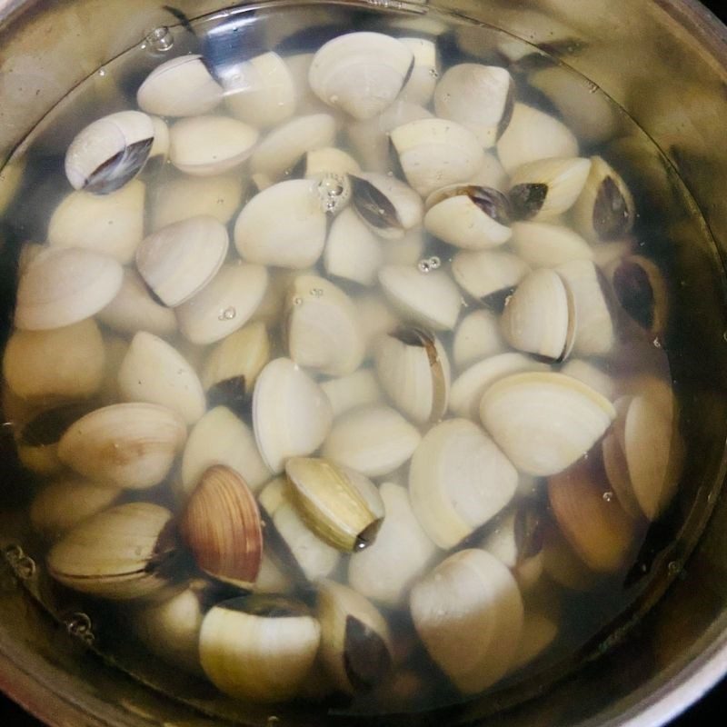 Step 1 Prepare the Ingredients for Thai Steamed Clams (Recipe shared by a user)