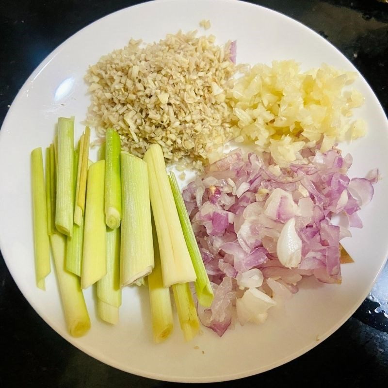 Step 1 Prepare the Ingredients for Thai Steamed Clams (Recipe shared by a user)