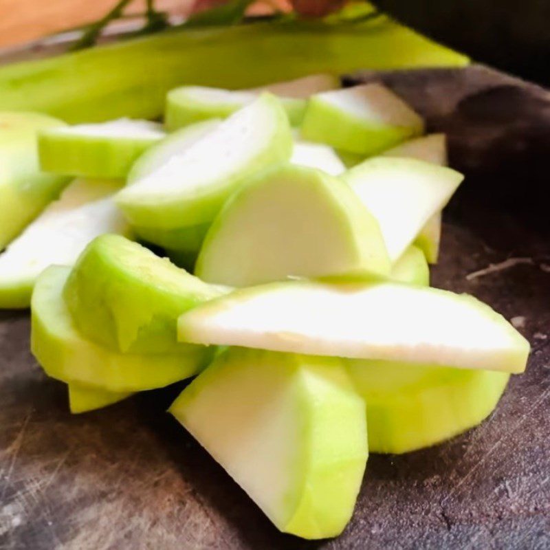 Step 1 Prepare the ingredients for Duck eggs with gourd (recipe shared by a user)