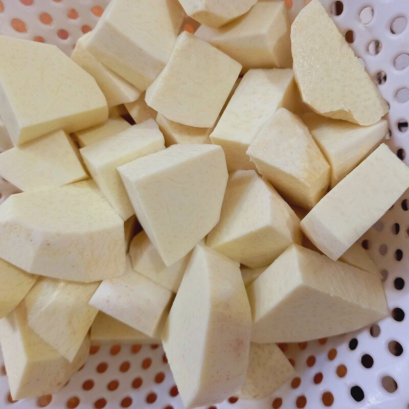 Step 1 Prepare the ingredients for taro soup cooked with bones