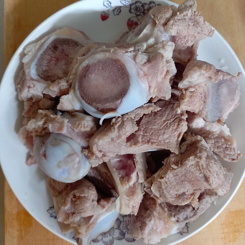 Step 1 Prepare the ingredients for Taro soup with pork bones