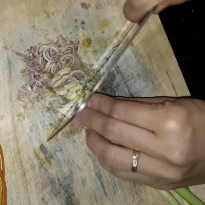 Step 1 Prepare the ingredients for steamed chicken breast with lime leaves