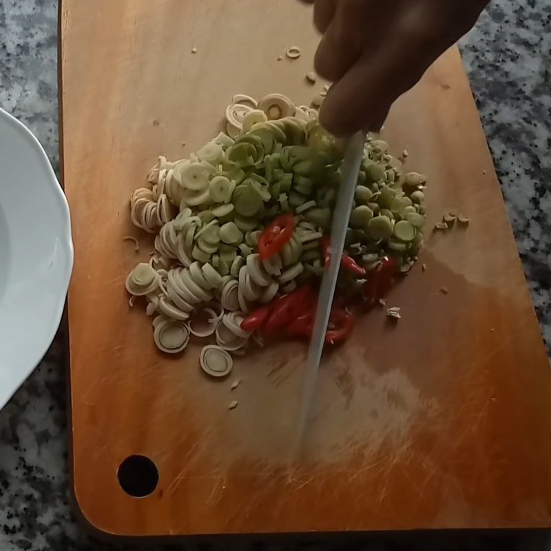 Step 1 Prepare the ingredients for Lemongrass Chili Chicken