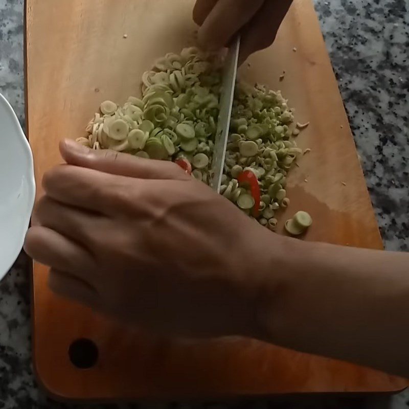 Step 1 Prepare the ingredients for Lemongrass Chili Chicken