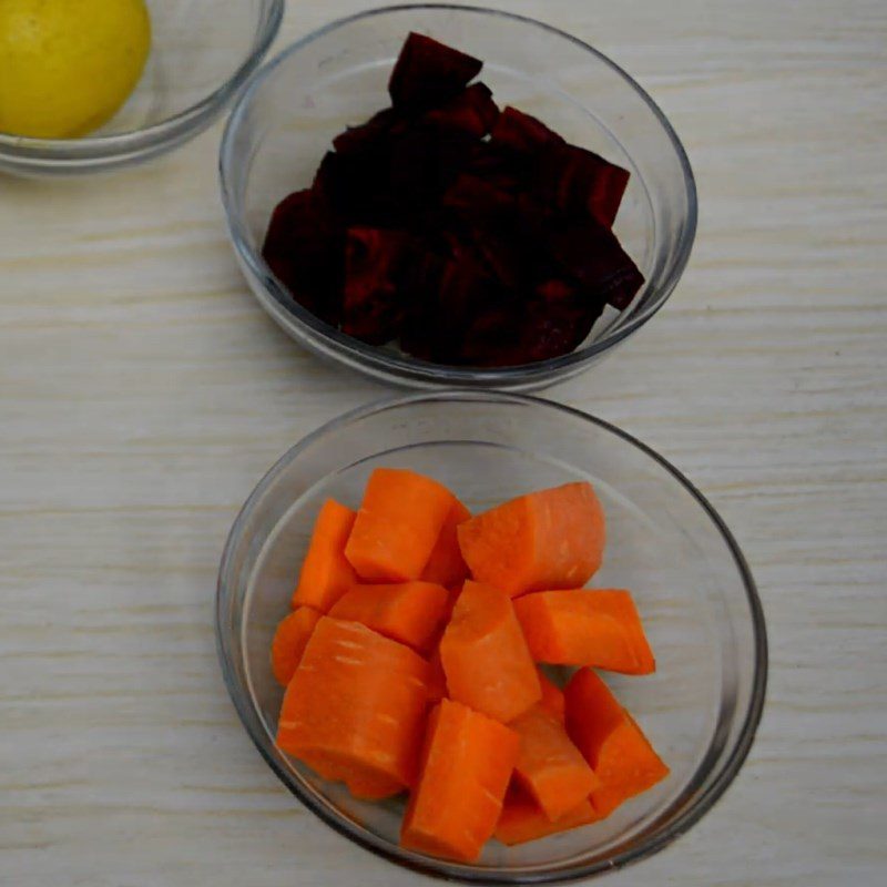 Step 1 Prepare the ingredients Spinach juice, carrot, and beetroot