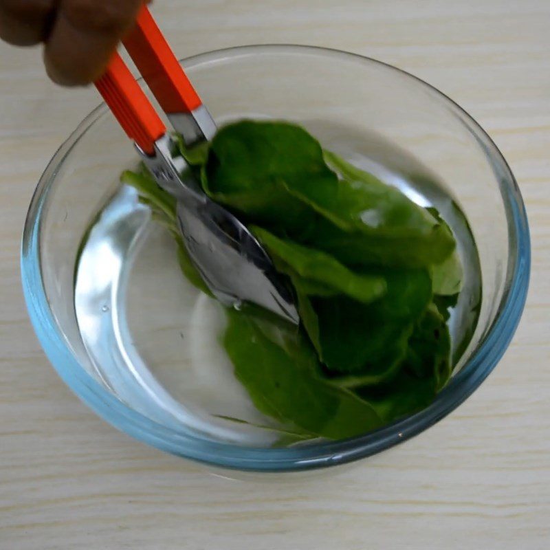 Step 1 Prepare the ingredients Spinach juice, carrot, and beetroot