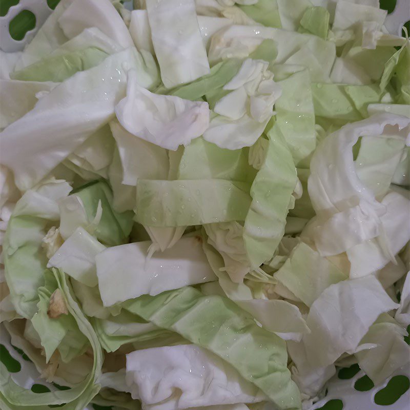 Step 1 Prepare the ingredients for stir-fried cabbage with pork