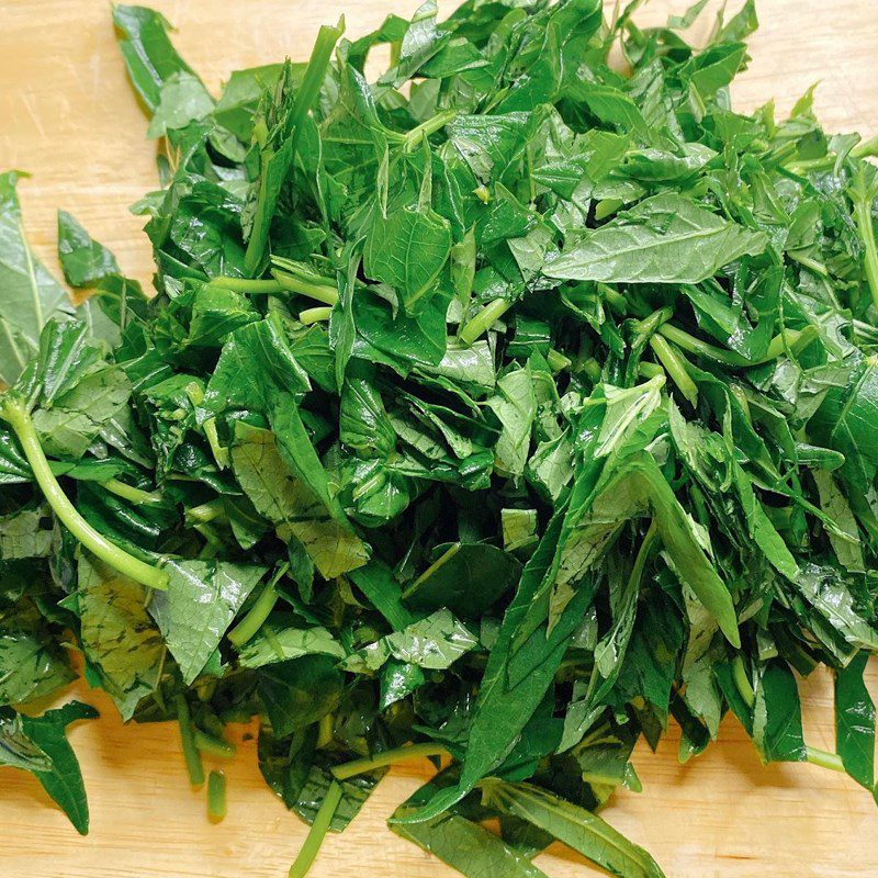 Step 1 Prepare the ingredients for Sweet Potato Leaf Soup with Garlic