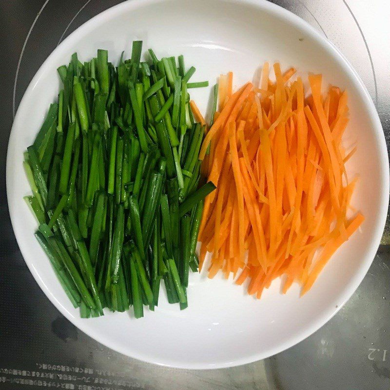 Step 1 Prepare the ingredients Chives Pickled Bean Sprouts (recipe shared by users)