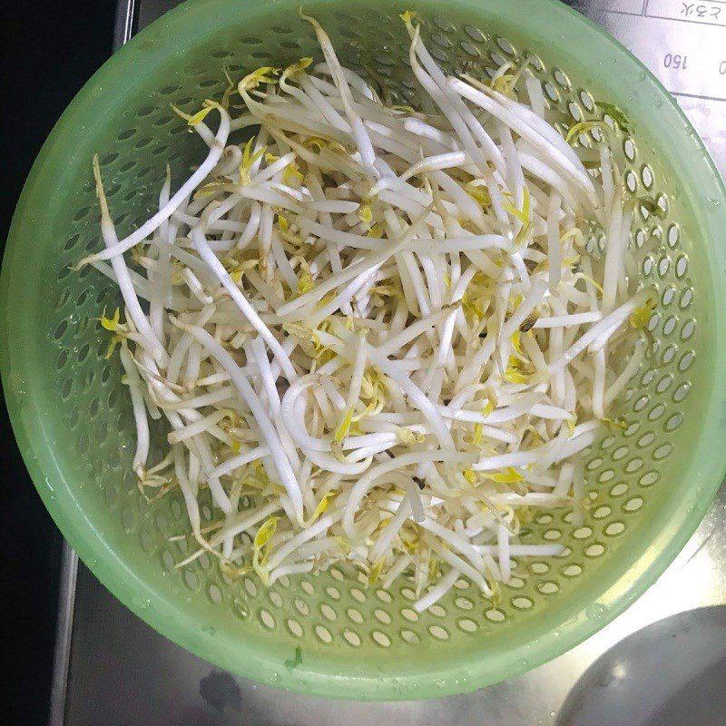 Step 1 Prepare the ingredients Chives Pickled Bean Sprouts (recipe shared by users)