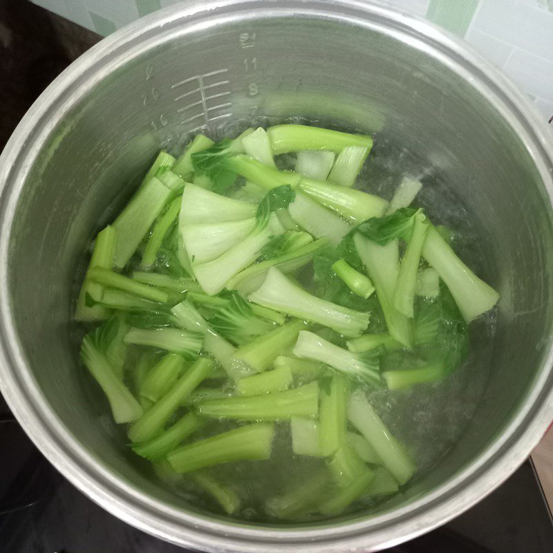 Step 1 Prepare the ingredients for Stir-fried noodles with shrimp and bok choy