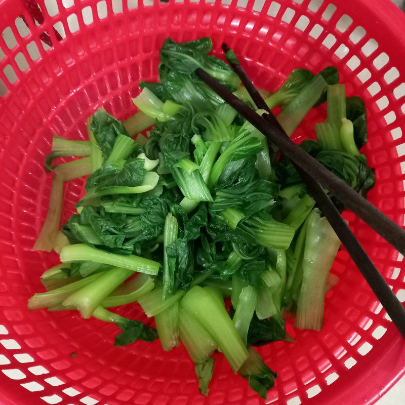 Step 1 Prepare the ingredients for Stir-fried noodles with shrimp and bok choy