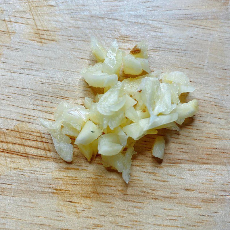 Step 1 Prepare the ingredients for Sweet Potato Leaf Soup with Garlic