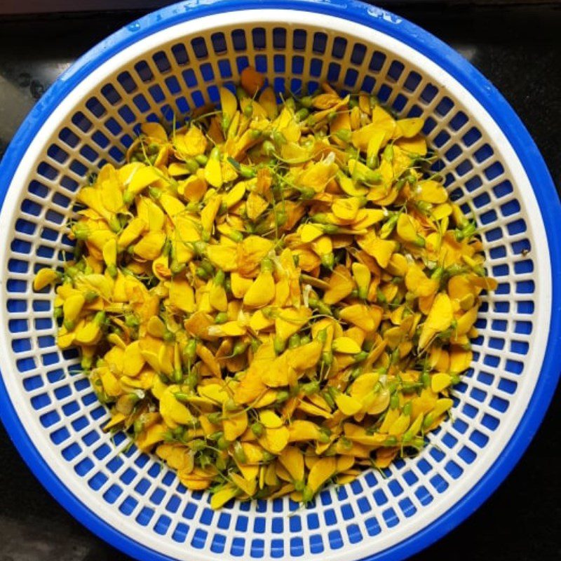 Step 1 Prepare the ingredients for sour soup with water lily flowers cooked with fish