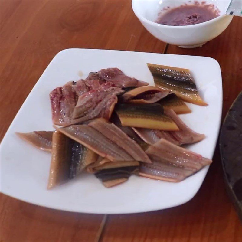 Step 1 Prepare the ingredients for stir-fried eel with green bananas