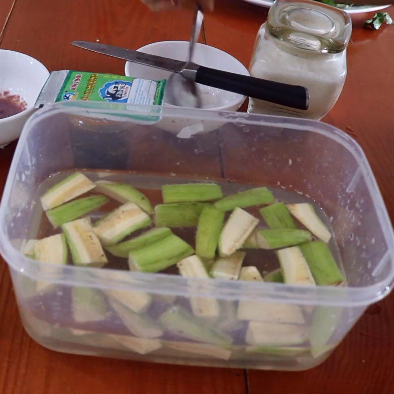 Step 1 Prepare the ingredients for stir-fried eel with green bananas