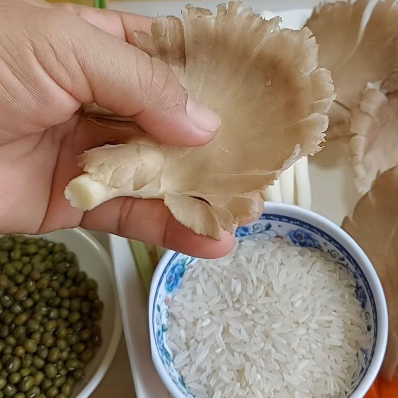 Step 1 Prepare the ingredients for vegetarian mung bean porridge with mushrooms