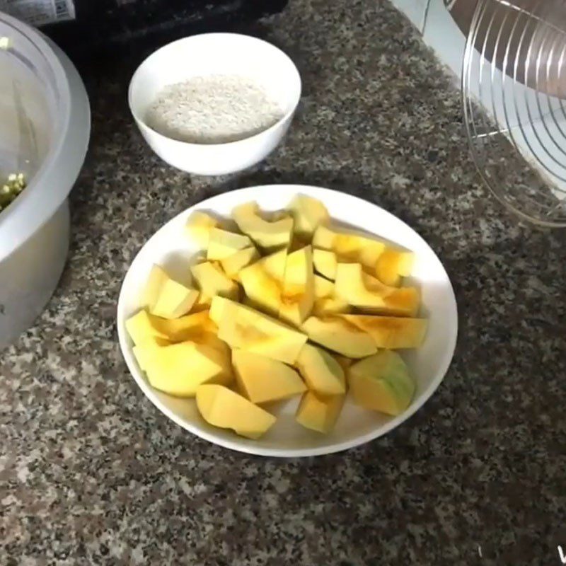 Step 1 Prepare the ingredients for Mung Bean and Pumpkin Porridge