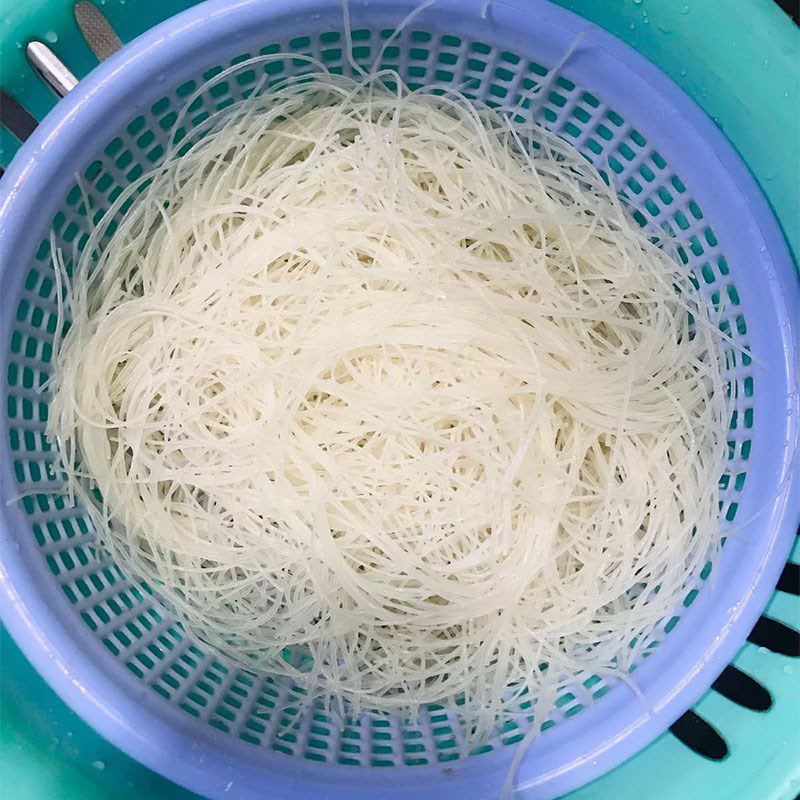 Step 1 Prepare the ingredients for Mixed Stir-fried Noodles