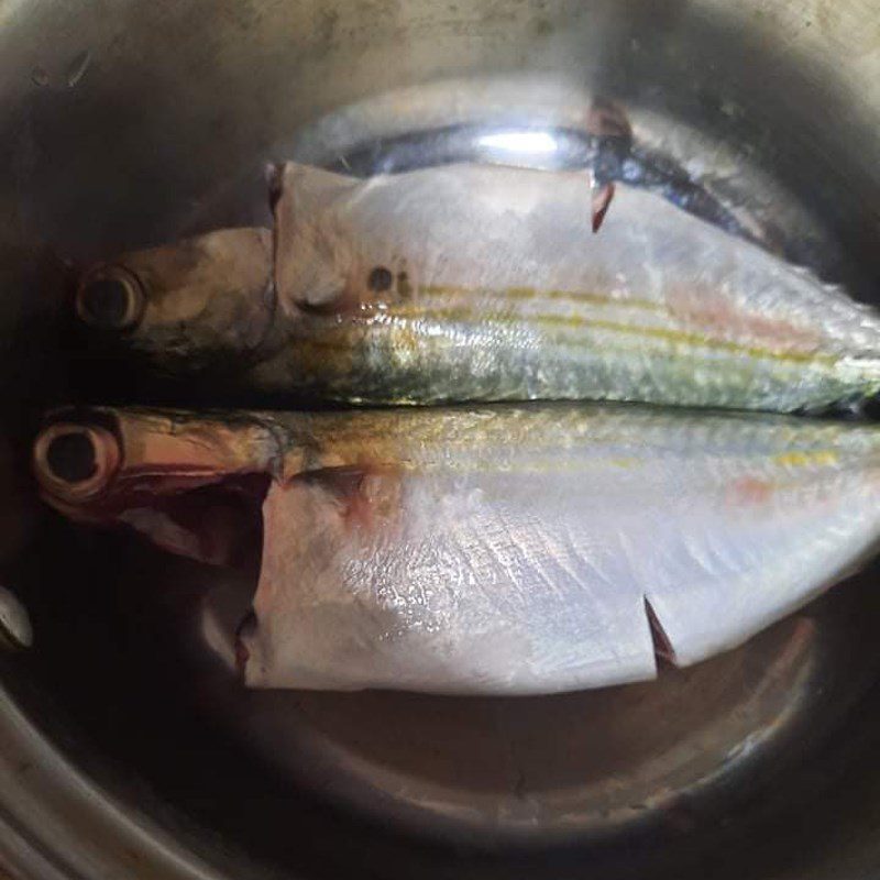 Step 1 Prepare the ingredients for Mackerel braised with garlic and chili with turmeric powder