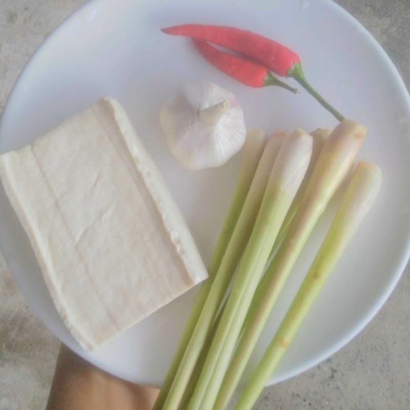 Step 1 Prepare the ingredients for Fried Tofu with Lemongrass and Chili (Recipe shared by users)